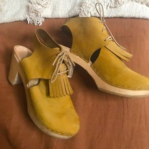 Bryr Sofie Closed Toe Clogs in Fennel